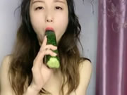 Fille chinoise vivante avec des concombres et des doigts Masturbation